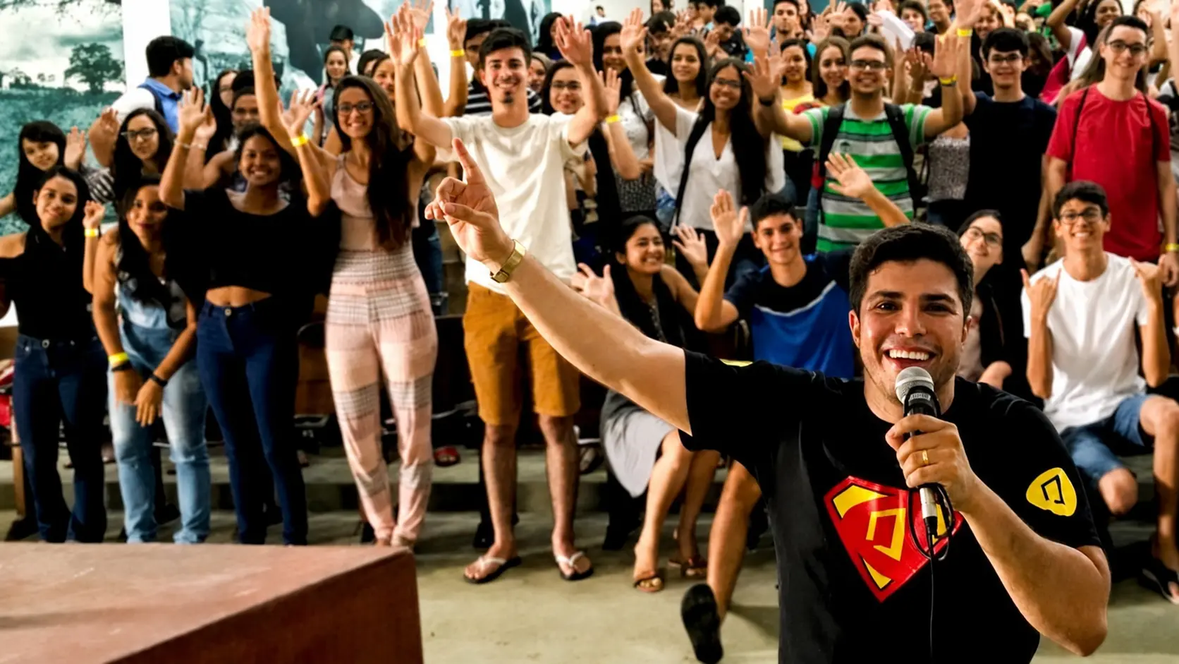 Eliédson Rafael com estudantes após uma palestra